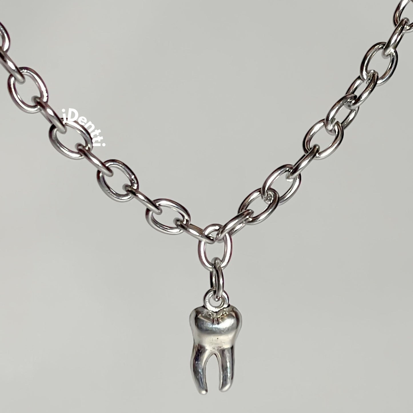 Collar de cadena gruesa con dije en forma de muela
