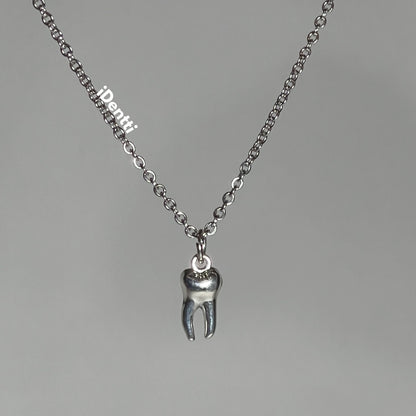 Collar con dije en forma de muela plateado